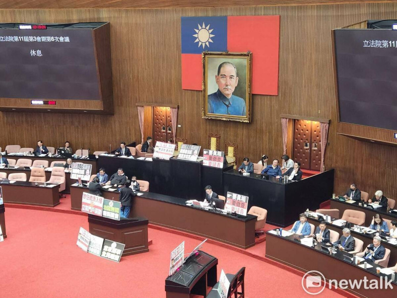 綠委再佔主席台杯葛 立法院會連兩度空轉