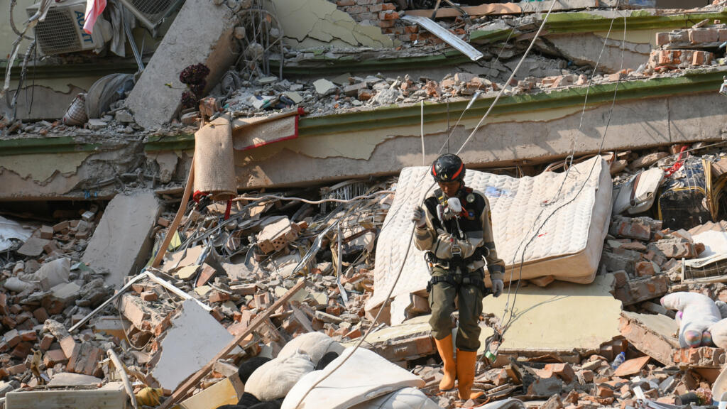 缅甸7.7级大地震致逾2000人丧生 军政府宣布全国默哀并限制外媒报道