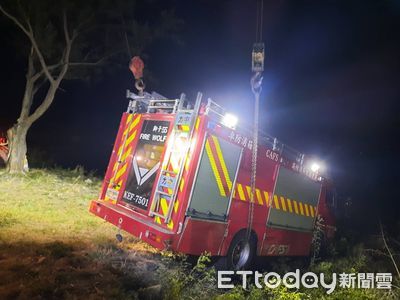 屏東消防車滅火反陷困：夜間地形險惡導致車輛傾斜求援