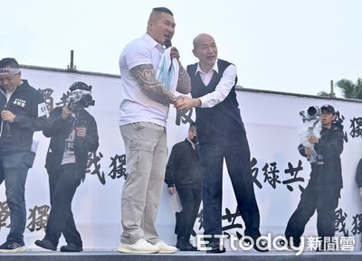 館長與韓國瑜握手引發爭議 黃瓊慧批評立場不堅定