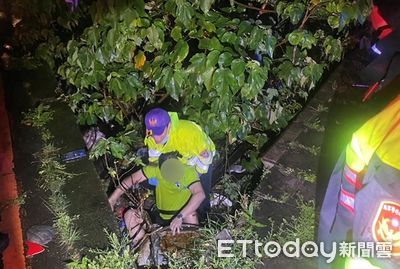 醉漢深夜跌入水溝報警 警消冒雨救援成功