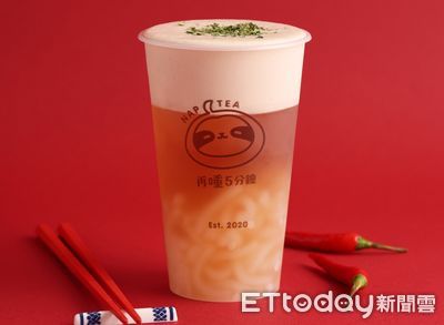 愚人節驚喜！五大手搖飲品牌推出搞怪限定飲品，從牛肉麵奶蓋到冰塊杯應有盡有