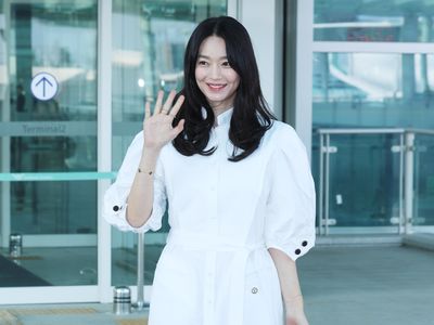 申敏兒全副LV行頭登機 珠寶疊搭展現女神氣場