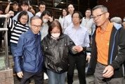 黃呂錦茹無保請回，朱立倫親迎擁抱：國民黨面臨司法挑戰