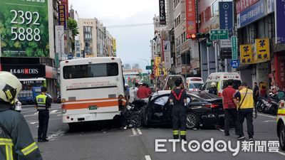 78歲無照董座闖紅燈狂飆釀8傷，律師：等同拿武器衝進人群