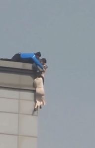 驚險救援！南韓女子19樓屋頂外牆被救援人員一秒拉回