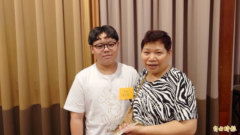 從姨婆的愛中成長：國中班長以優異成績回報另類母愛