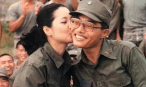 44年前鄧麗君勞軍香吻秘辛：幸運軍官身份大揭秘！