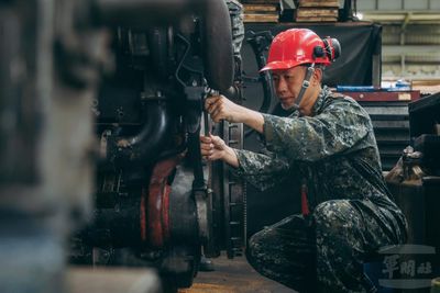 陸軍龍潭聯保廠成功翻修M60A3戰車引擎，展現後勤戰力