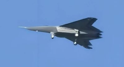 中國殲-50六代機驚艷亮相：小半徑迴轉試飛展現多任務打擊潛能