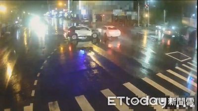 警車鳴笛趕支援，路口驚險擦撞自小客