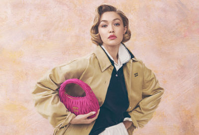 Miu Miu 2025包款形象照：Gigi Hadid演繹古典與現代的時尚碰撞