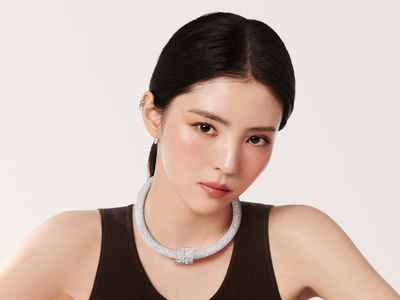 韓韶禧佩戴Boucheron全鑽頸鍊展現時尚氣勢 成為時尚界寵兒
