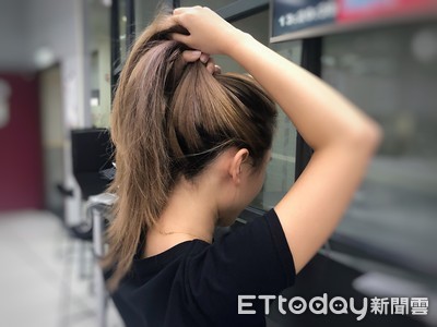 女生咬髮圈綁頭髮引發網友熱議：性感還是做作？