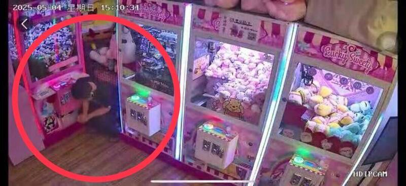 「黑衣惡男」驚擾宜蘭！火車站襲胸後闖夾娃娃店便溺，網友怒轟