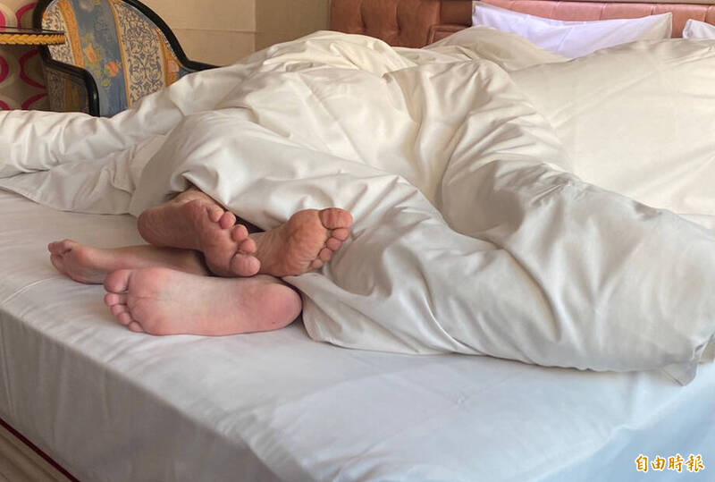 婚外情曝光，小三被迫離職賠償10萬：人夫哄騙女同事慘遭報應