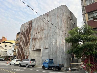 台南38坪畸零地變身「鏽蝕紙片屋」 引發網友熱議租金估15萬