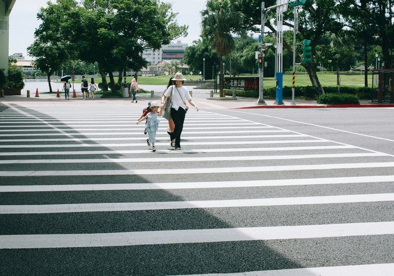 台灣少子化危機新解：洪申翰提議育嬰假按日請休，助父母兼顧工作與家庭