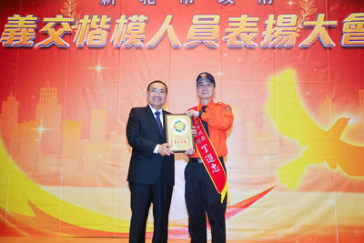 新北市長侯友宜表揚35位義交楷模 宣布明年協勤費大幅提升
