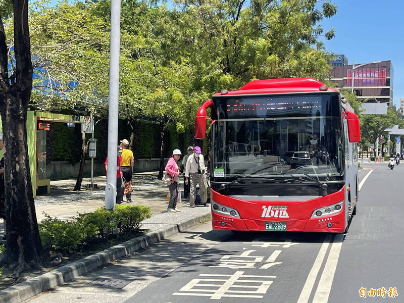 高雄公車駕駛荒難解：加薪萬元仍留不住人，交通局揭示原因