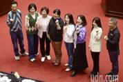 中選會公布罷免8名綠委過一階 8名綠委議場內合影