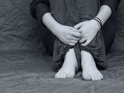國中導師與女學生車內性行為，判刑2年！辯稱「小曖昧」引爭議