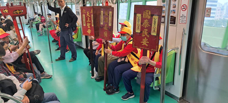 神蹟乘風！台中烏日六房媽搭捷運遶境 乘客驚呼最安心
