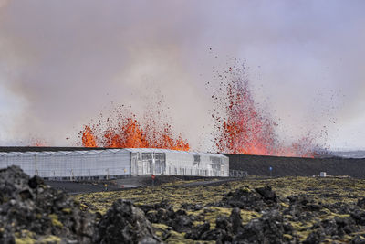 冰島火山爆發危機再現！熔岩狂噴迫使漁村緊急撤離