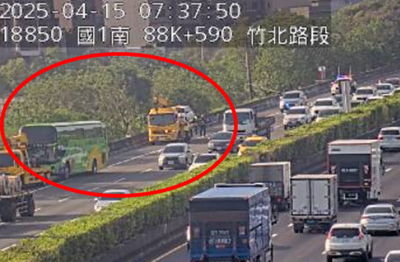 國道1號竹北路段大客車追撞自小客車 交通癱瘓6公里