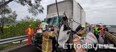 快訊/台南貨車運將「國道追撞砂石車」車頭全毀!送醫搶救不治