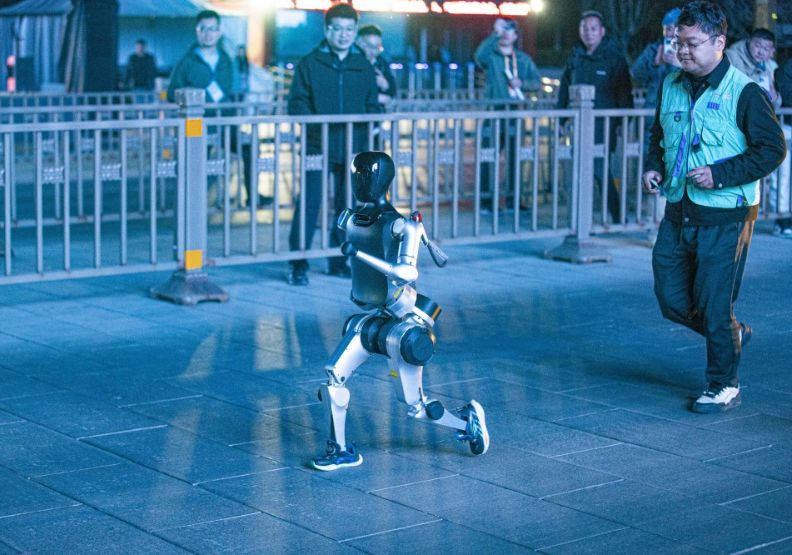 機器人半馬賽跑失利：從『慢速』到『需人扶』，AI 還有多遠的路要走？