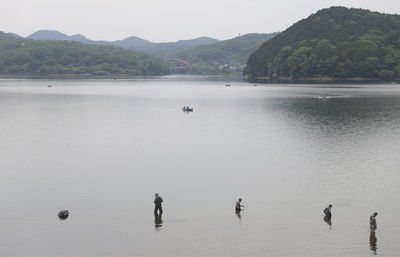日本自衛隊T-4教練機墜湖悲劇：搜救發現疑似飛官遺體