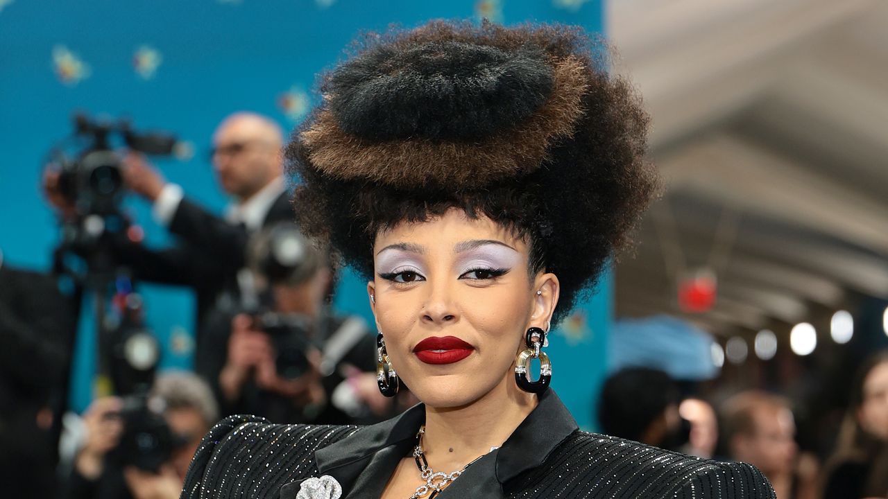 Doja Cat 以豹貓印花驚艷2025 Met Gala，詮釋個人化時尚新高度