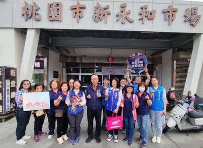 國民黨桃園區黨部母親節送暖 市場贈康乃馨攤商熱情響應