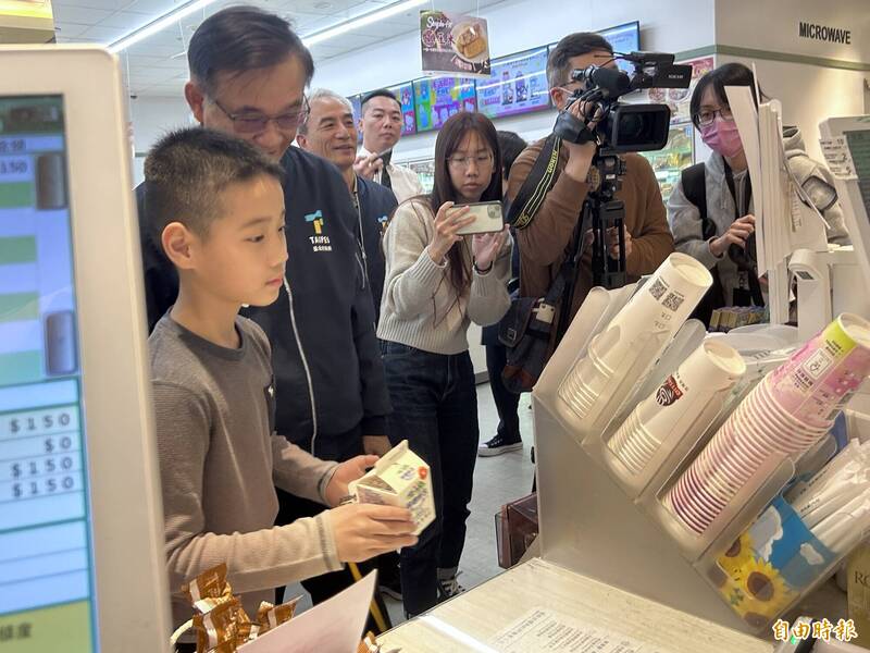 台北市「生生喝鮮奶」試營運啟動 學童免費兌換鮮奶豆漿 家長讚揚培養獨立