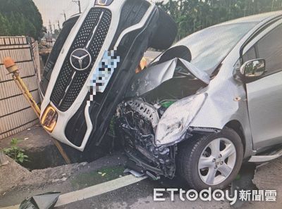 屏東內埔驚悚車禍：賓士與Yaris擦撞側翻釀4傷，駕駛未酒駕