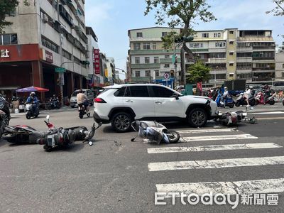高雄驚悚車禍：休旅車闖紅燈猛撞四機車，騎士騰空重摔