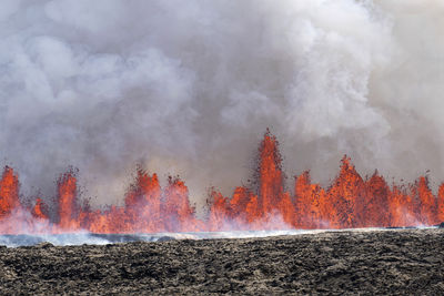冰島火山爆發引發緊急疏散：專家警告進入新火山活動時期