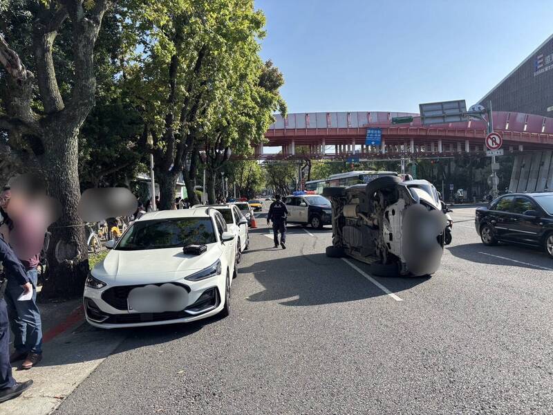 LEXUS駕駛酒駕 北市中山北路追撞2車側翻