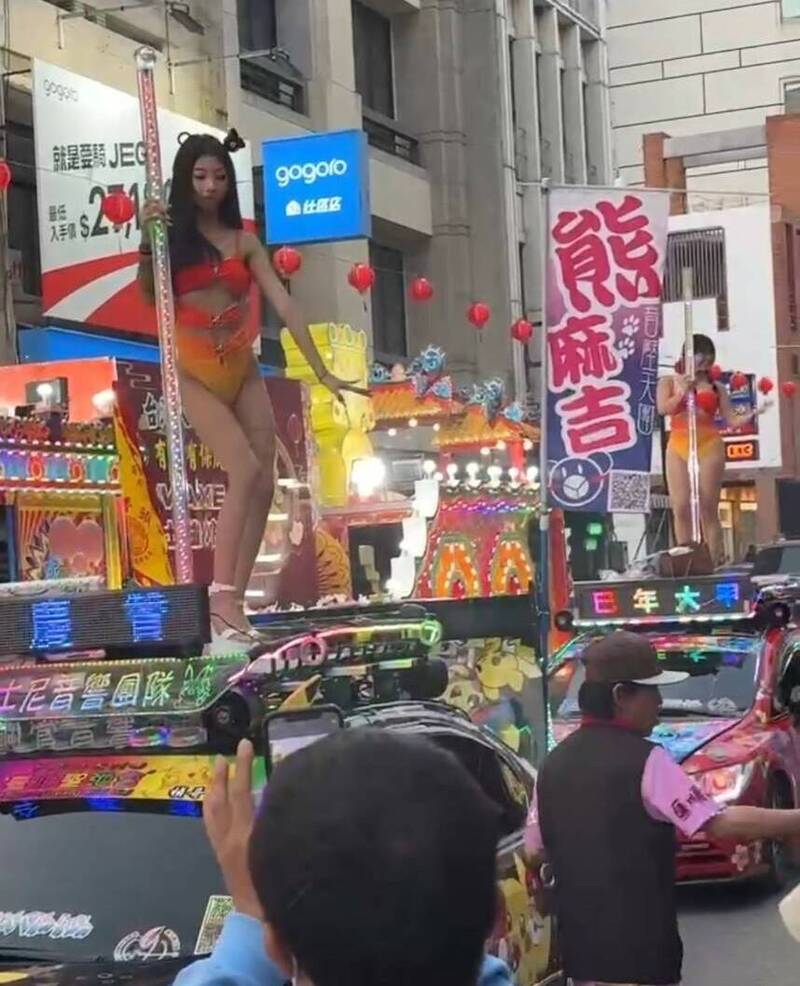 大甲媽祖起駕夜引爆人潮 鋼管辣妹車隊舞技驚艷街頭