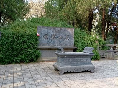 洛陽白馬寺墓地掛牌「狄仁傑墓」引爭議：商業炒作還是歷史真相？