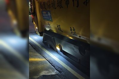 新竹爆柏油路下陷「垃圾車受困」!現場慘況曝光 民眾倒垃圾傻眼
