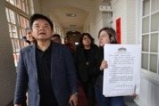 韓國瑜阻擋周萬來報告，引發綠營立委強烈反彈