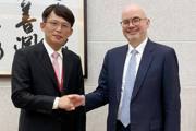 黃國昌與AIT處長谷立言會談 推動台美加速談判應對關稅危機