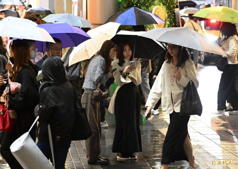 週二北東濕冷襲來，金馬低溫探10度 雨勢夜晚漸緩