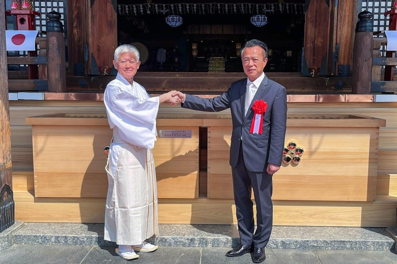 千年神宮見證台日情誼 嘉義阿里山檜木賽錢箱落成防府天滿宮