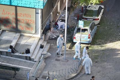 希臘女子ATM自爆慘劇：38歲搶匪手臂斷裂身亡，引發金融機構安全警覺