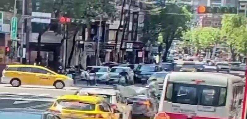 北市林森北路大樓「雨庇」砸傷人車 建管處重罰30萬