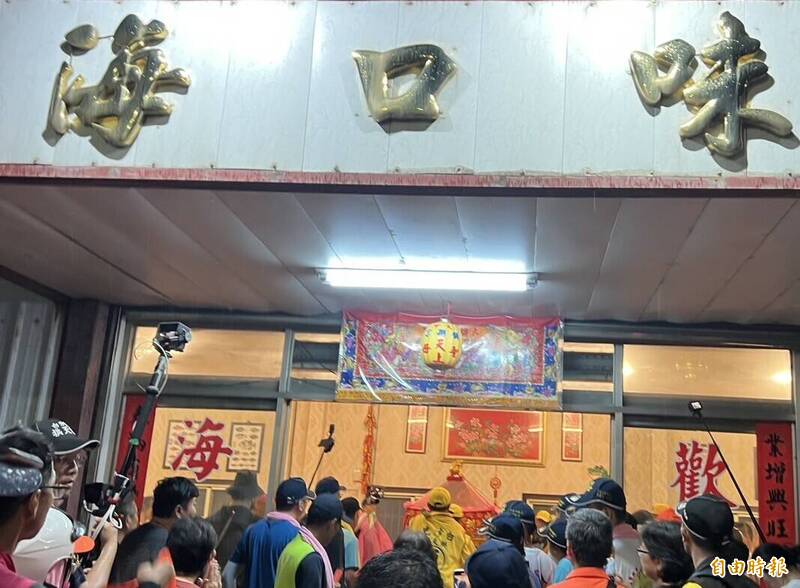 白沙屯媽祖「粉紅超跑」夜宿台中海口味餐廳，今日清晨起駕返苗栗