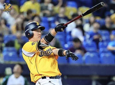 許基宏、陳俊秀「背靠背」開轟 兄弟8比1大勝台鋼